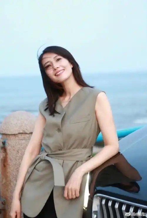 高圆圆夏日写真大秀白皙香肩!肤白貌美太性感撩人