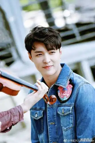 有没有张艺兴的图片,笑得很开心,尤其是对着镜头笑的那种?