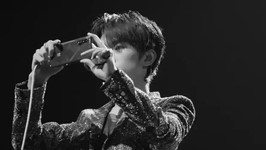 电脑壁纸 明星 大陆明星 青春少年易烊千玺时尚高冷黑色系写真