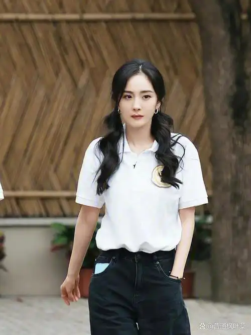 杨幂在综艺节目《密室大逃脱》中的复古穿搭和双马尾造型,真的让人大