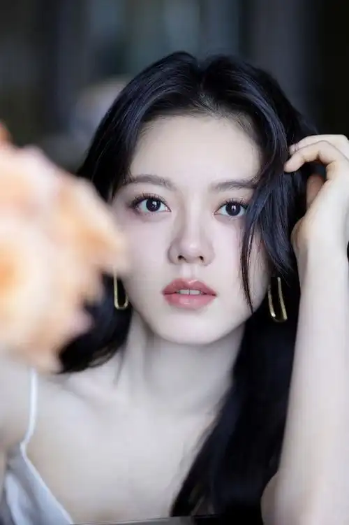 国民闺女赵今麦白色吊带裙大赏,这唇形圈内估计是无敌了