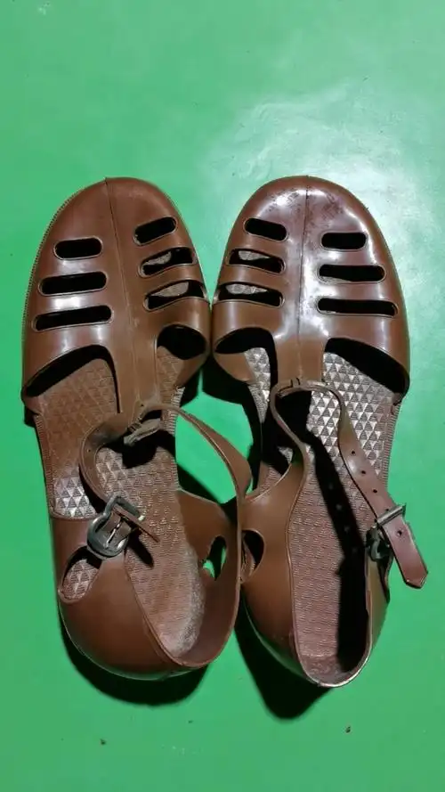 七八十年代的军用凉鞋!