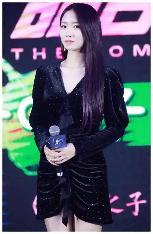 原创孟美岐穿x裙上台腰是细了两圈可肩膀却壮实得像男生