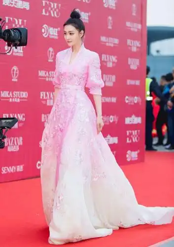 张馨予粉色纱裙走红毯 丸子头娇俏可人被赞颜值爆表 美成仙女
