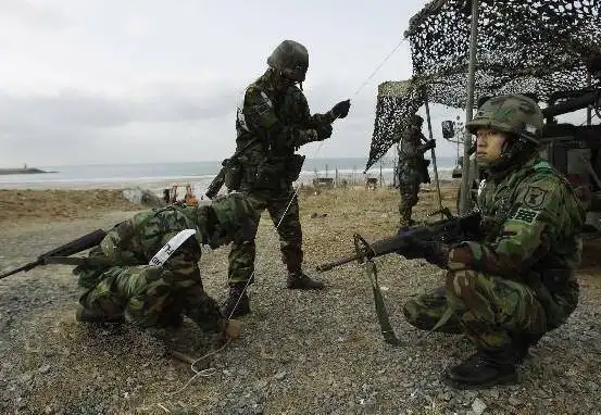 战场上老兵如何判断弹匣内的子弹剩余量?其实很简单,你也能学会