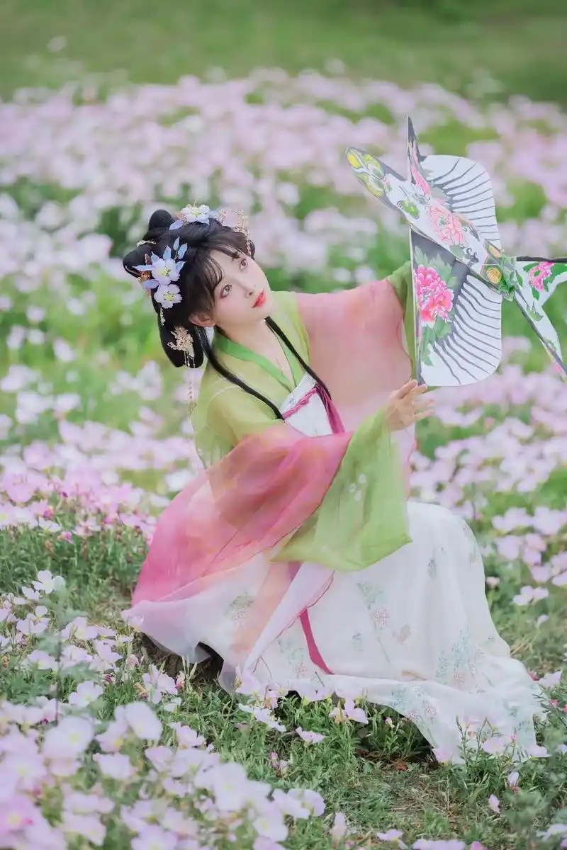 谁能不爱小花海和甜妹呢!#汉服 #摄影 #古风 #国风 #图 - 抖音