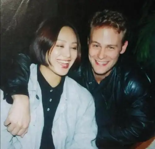 当年宁静因为前男友结婚,而后拍摄电视剧《红河谷》认识了保罗克塞,两