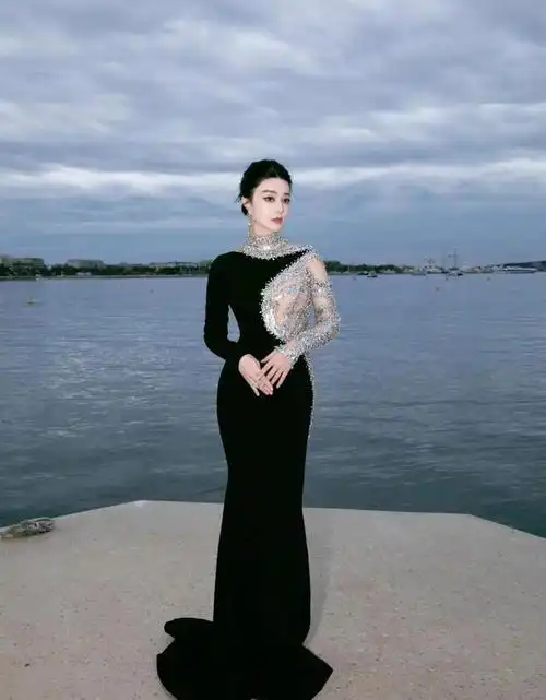 范冰冰惊艳戛纳红毯一袭猛虎下山礼服女王范十足真给国人长脸