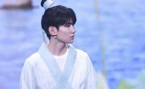 冒着仙气的仕林公子,穿古装的源哥也是十分精致了,今晚期待@tfboys