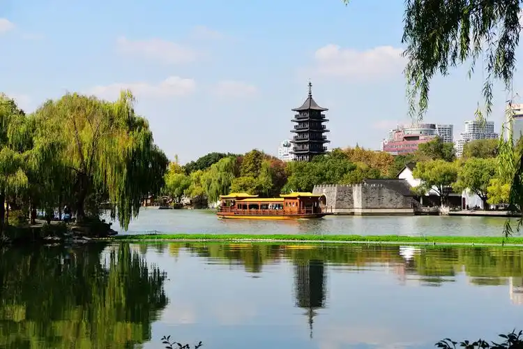 嘉兴南湖边上的壕股塔