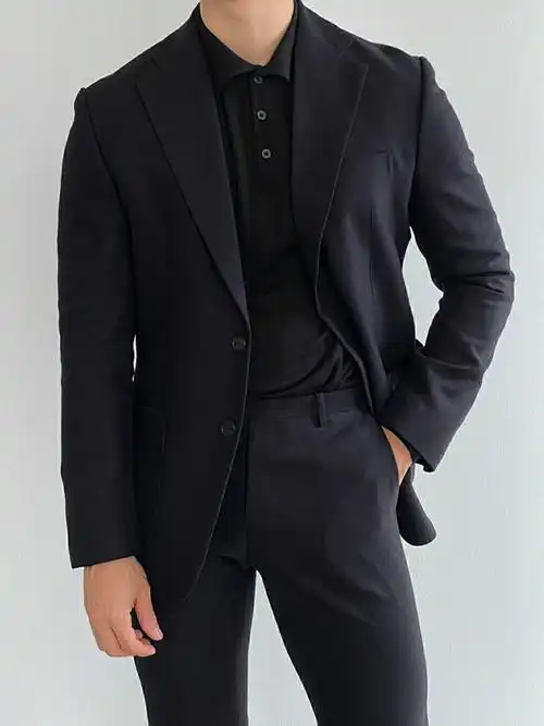 通勤look全黑西装套也能时髦不掉线