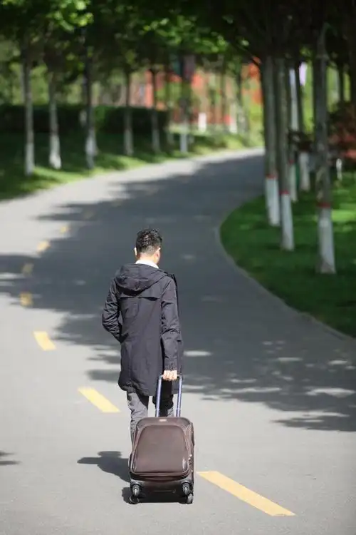 离别的时候,忍不住挥挥手.作别昨日的伤感,把美好回忆珍藏.