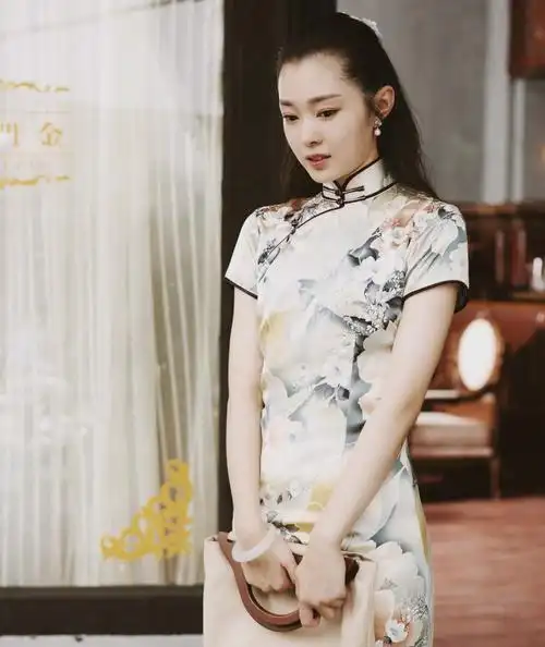 其实早在她演《伪装者》的时候,我就觉得她有一股子飒爽的美感.