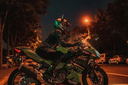 人物晚上机车美女公路骑在机车上摄影图配图