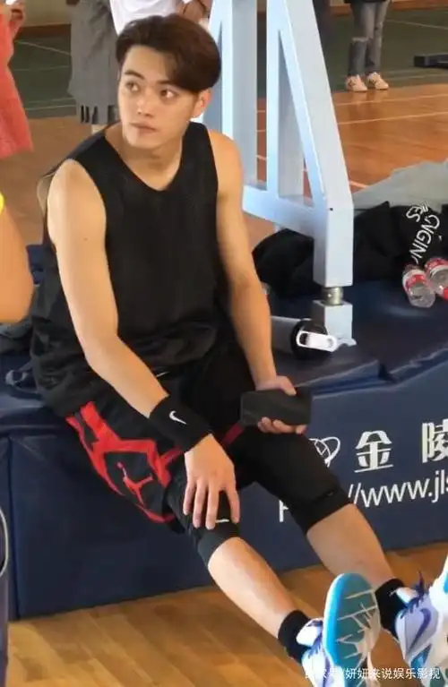 许凯坐地休息脚上鞋太帅网友穿上就是最靓的仔