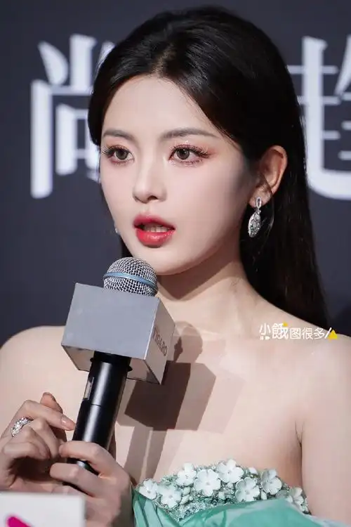 费加罗明星生图##杨超越头肩比