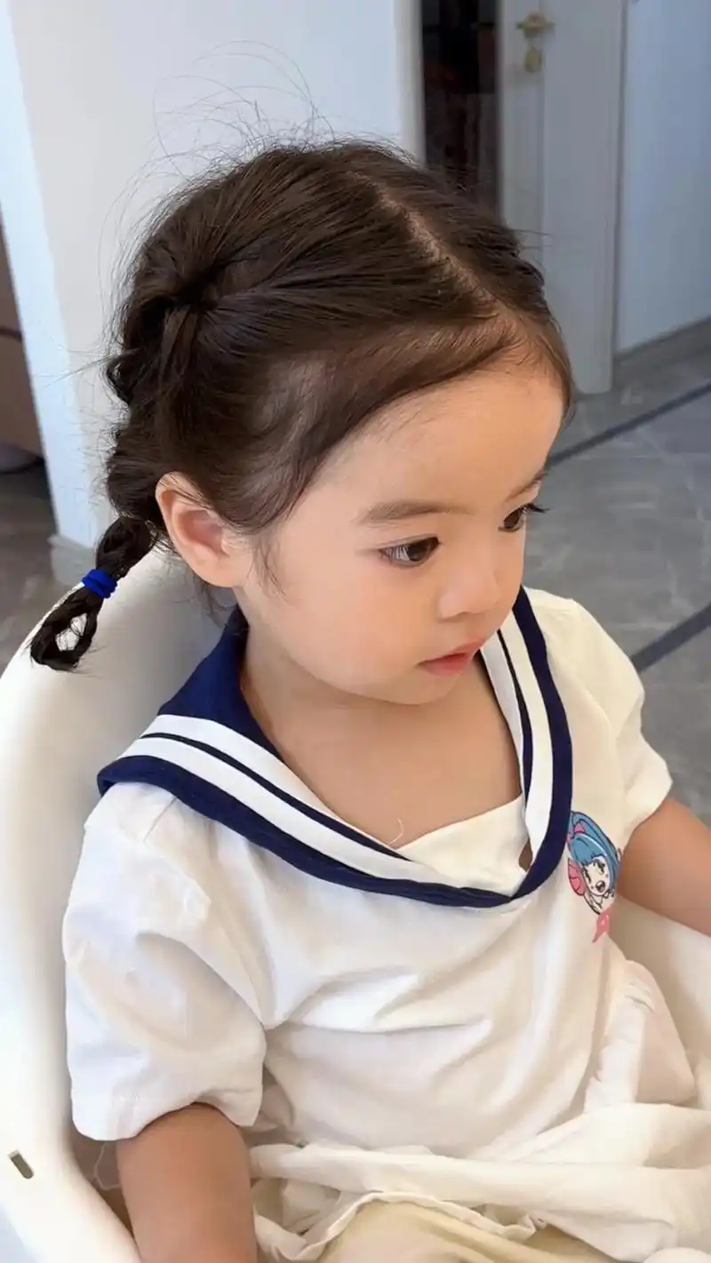 夏日清爽双丸子发型94.侧面扎一个小辫子,向内扣一下,和底部 - 抖音