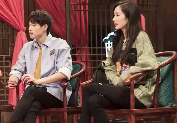 杨幂接受采访称期待爱情,网友怀疑杨幂正单身_魏大勋_官宣_父母