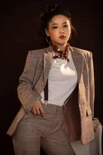 音乐才女歌手叶莺成立自己的音乐工作室,成为作词作曲人,真是个全才