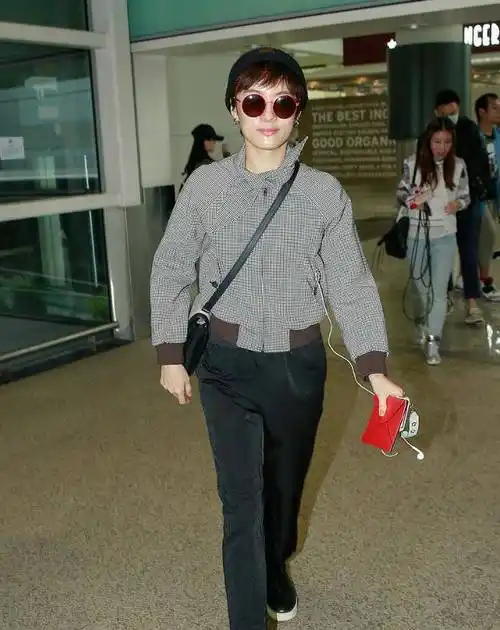 孙俪最新大片换风格,6套穿搭各具千秋,手里拎着俩胡萝卜最俏皮_条纹