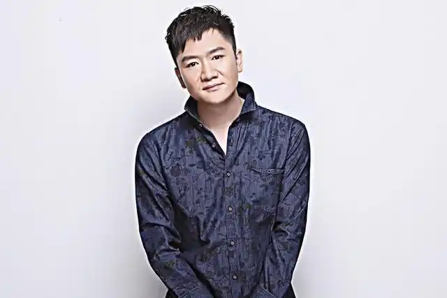 菏泽私家车在学生堆里抵着学生腿强行通过, 女司机现身道歉