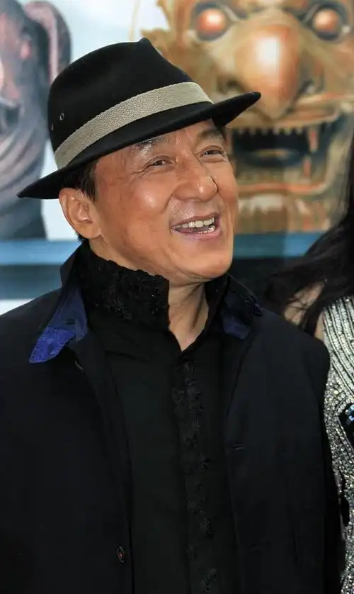 成龙白发胡须引热议:娱乐圈的真实自我与年轻形象之争