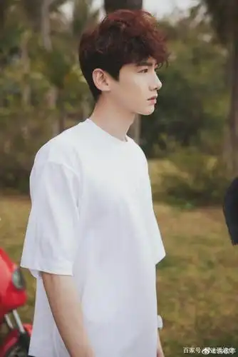 白敬亭羊毛卷发型搭配简洁白t,帅!