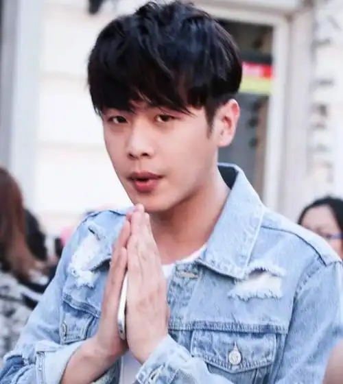 张若昀从小父母离异更加珍惜婚姻(最火男演员张若昀)(3)