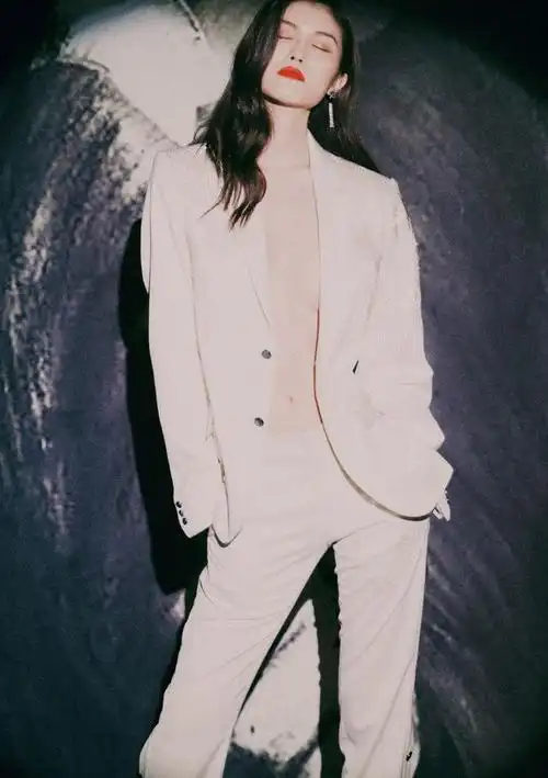 何穗真霸气穿v领西装直接露肚脐蔡徐坤站旁边都被比下去了