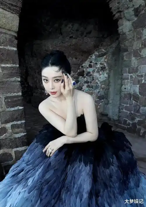 范冰冰红毯"未修原图"尴尬外泄!