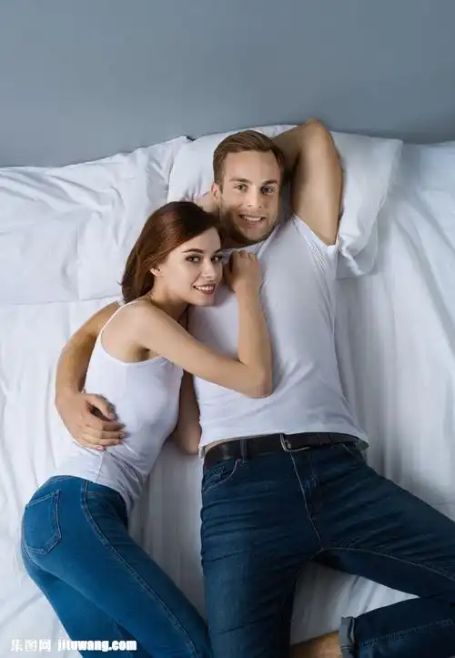 情侣图片下载,抱着睡的情侣图片,抱着睡,床上情侣,休闲夫妻,性感爱人