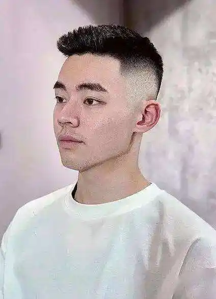 包含2021最流行的短发造型男的词条