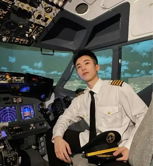 青春活力,阳光有气质的00后空少,184大长腿男生,网友:太帅了