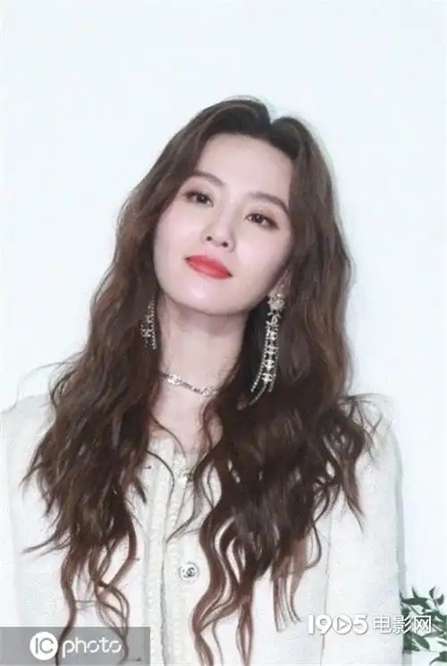 刘诗诗羊毛卷造型俏皮可爱白色套装优雅端庄