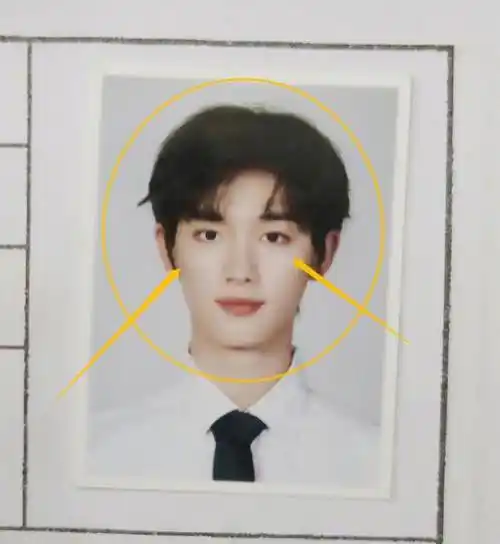 可以看到在毕业照上,丁程鑫是素颜状态,虽然只是一个小小的证件照