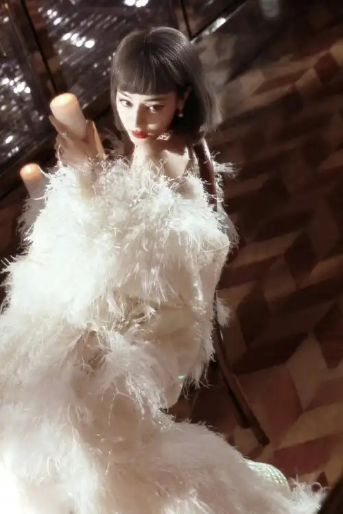 女明星羽毛裙造型#说这个那我分享一下迪丽热巴大出圈的复古波波头