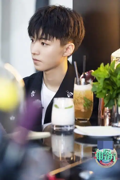 组图王俊凯蜜蜂外套搭白色t恤出镜发型清爽帅气少年感十足