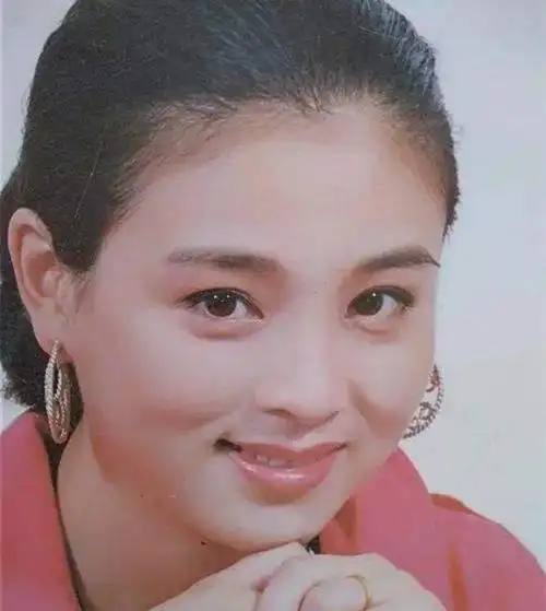 回顾演员赵明明:刚出产房被离婚,单亲妈妈23年,风光背后有泪水