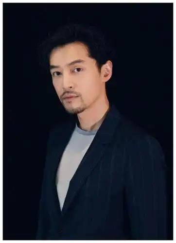 寸头加奶奶灰的胡歌颜值惊人,续上胡子沧桑雅致痞帅,帅出新高度