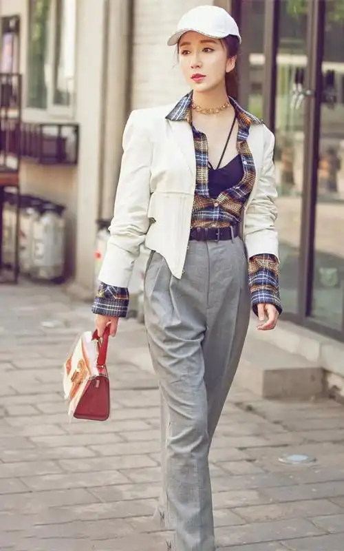娄艺潇时尚街拍图片:酷劲十足,分享一组娄艺潇图片给大家,图中的明星