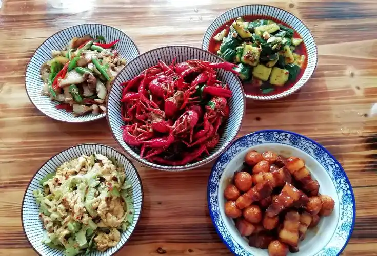 老同学来家里做客,做了5道家常菜,成本不到80元,大家都吃嗨了