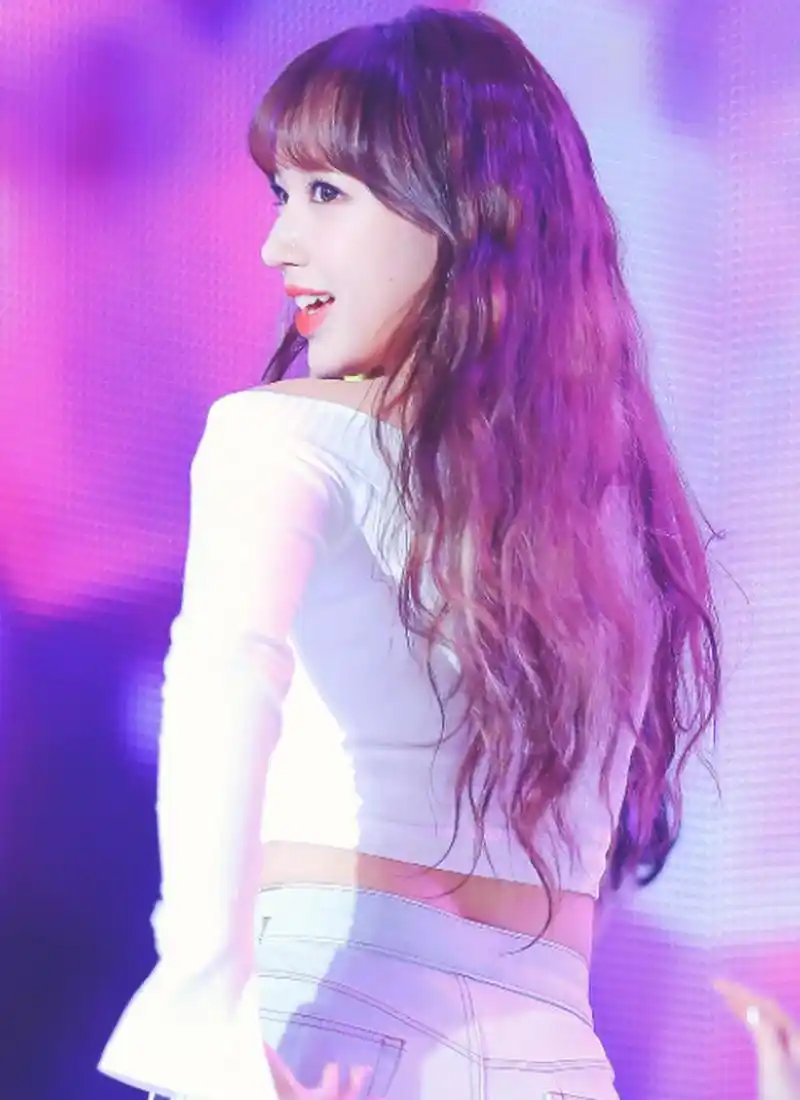 程潇这侧颜得勾起多少男孩子的小心心呐 #程潇身材好辣# #秋日生活