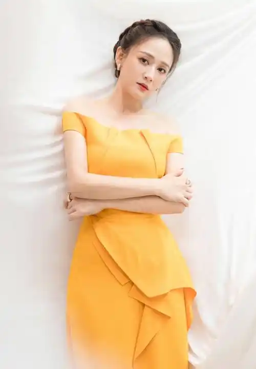 陈乔恩成"百变女王",七夕晚会连换三套造型,清新淡雅全都有_营业_白色