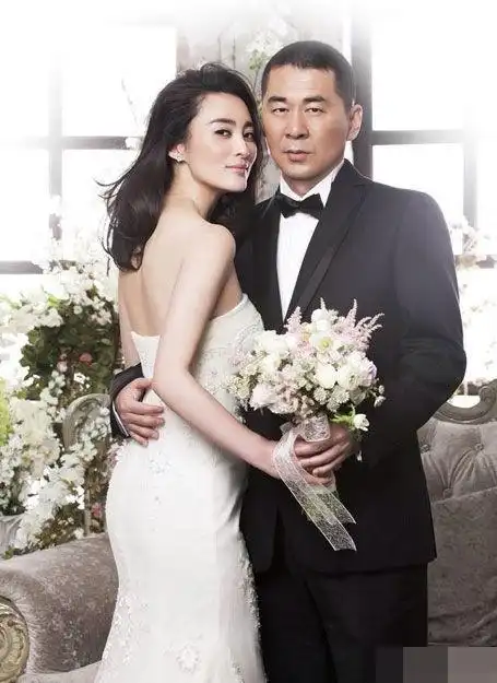 蒋勤勤再披婚纱拍照甜美优雅与老公默契足