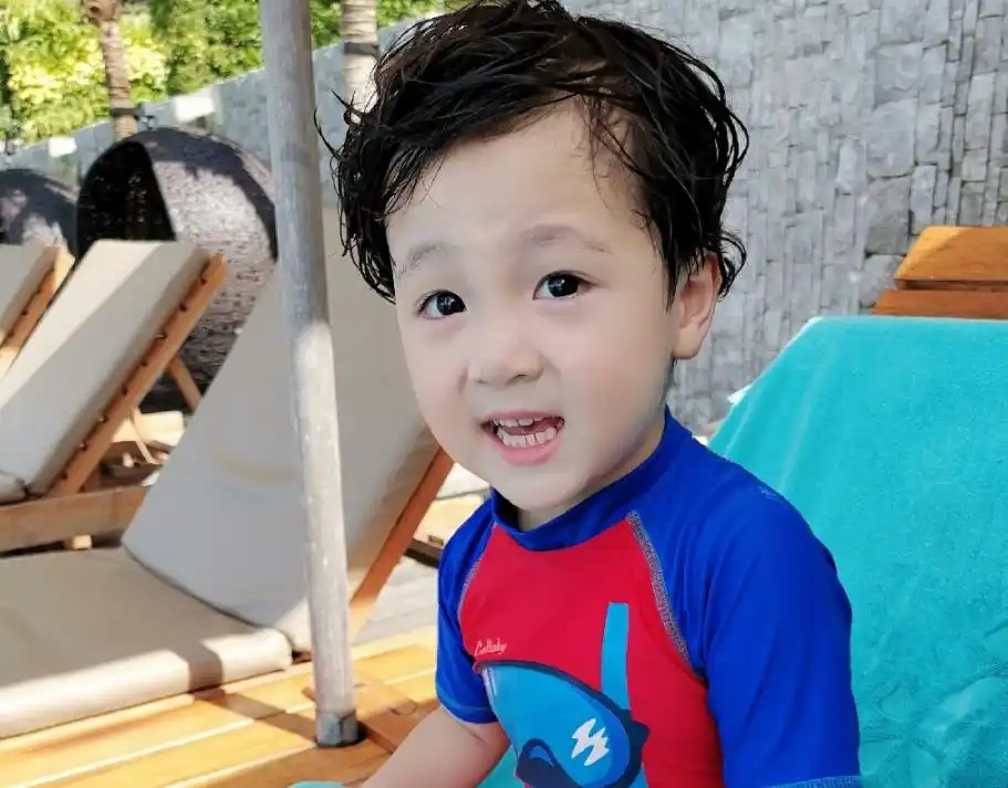 豪豪全名单禹豪,因为《放开我北鼻》被很多人认识,其呆萌可爱的动作和