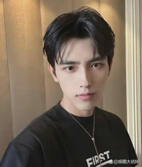 陈飞宇重拾了阳光大男孩的形象,头发打理得整洁利落,脸部轮廓也变得