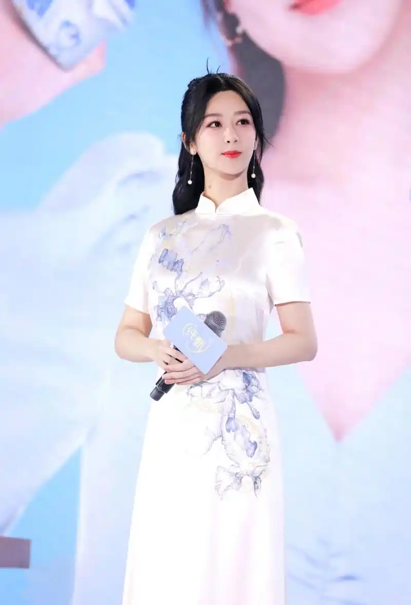 杨紫#  穿旗袍的杨紫实在太美了～什么时候再去拍一部民国剧就好了.