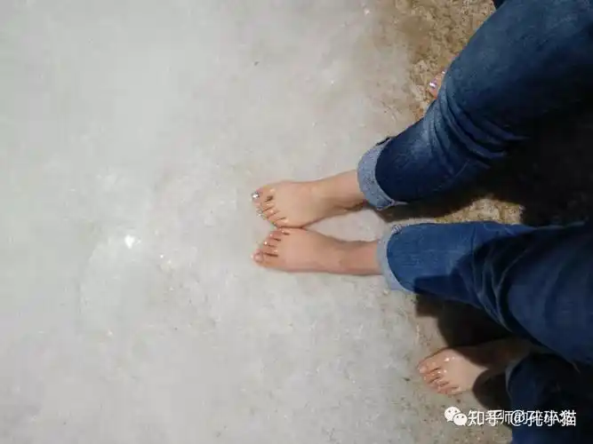 吃不消,所以乖乖的去租了鞋套,颜色极其单调,我们都只拿到红色的鞋子