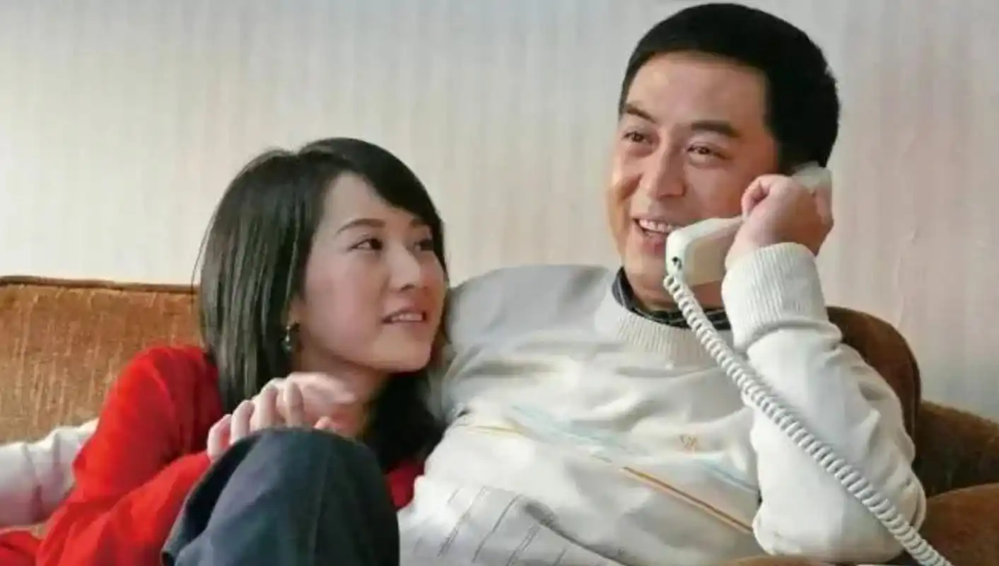 张嘉译的演技让王晓晨感叹不已,她开玩笑说自己差点亲肿了张嘉译的嘴