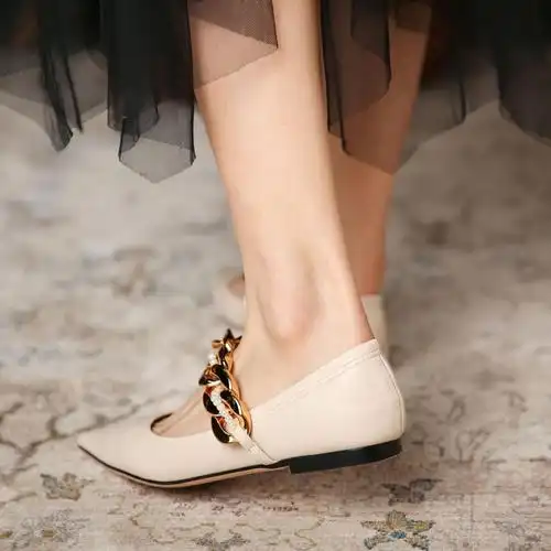 2021春夏新款珍珠链尖头低帮纯色时装白色休闲时尚舒适平底鞋女鞋